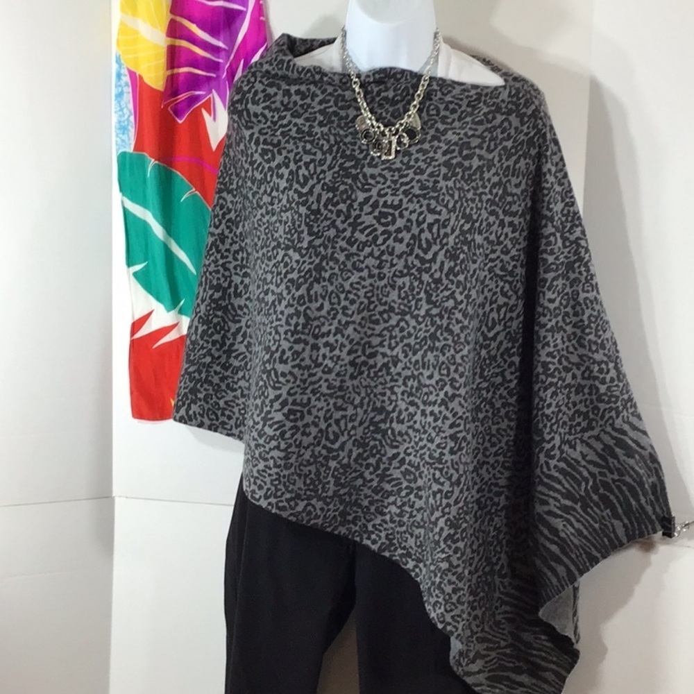 Tribal blk/gray animal print poncho OS NWT